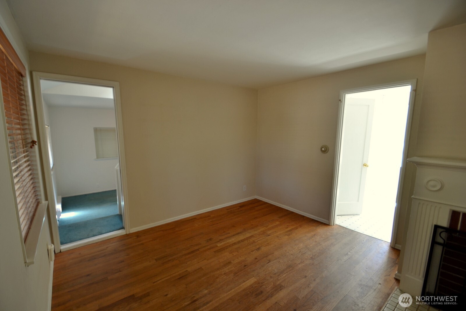 13702 Densmore Avenue Property Photo 3