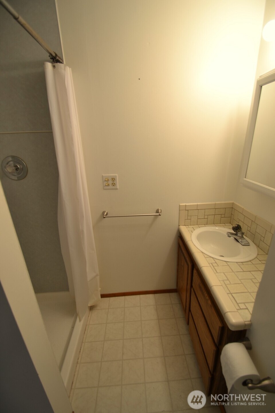 13702 Densmore Avenue Property Photo 5