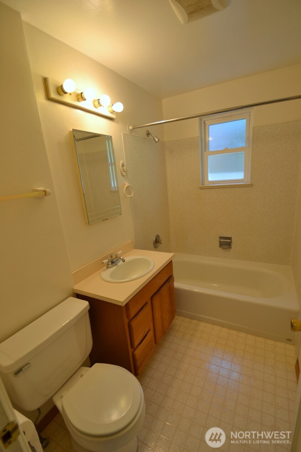13702 Densmore Avenue Property Photo 9