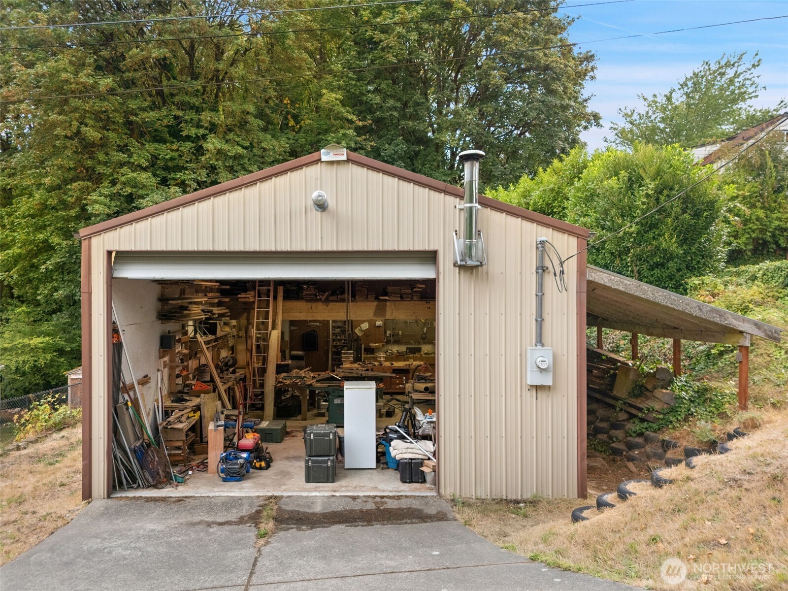 713 Hull Avenue Property Photo 3