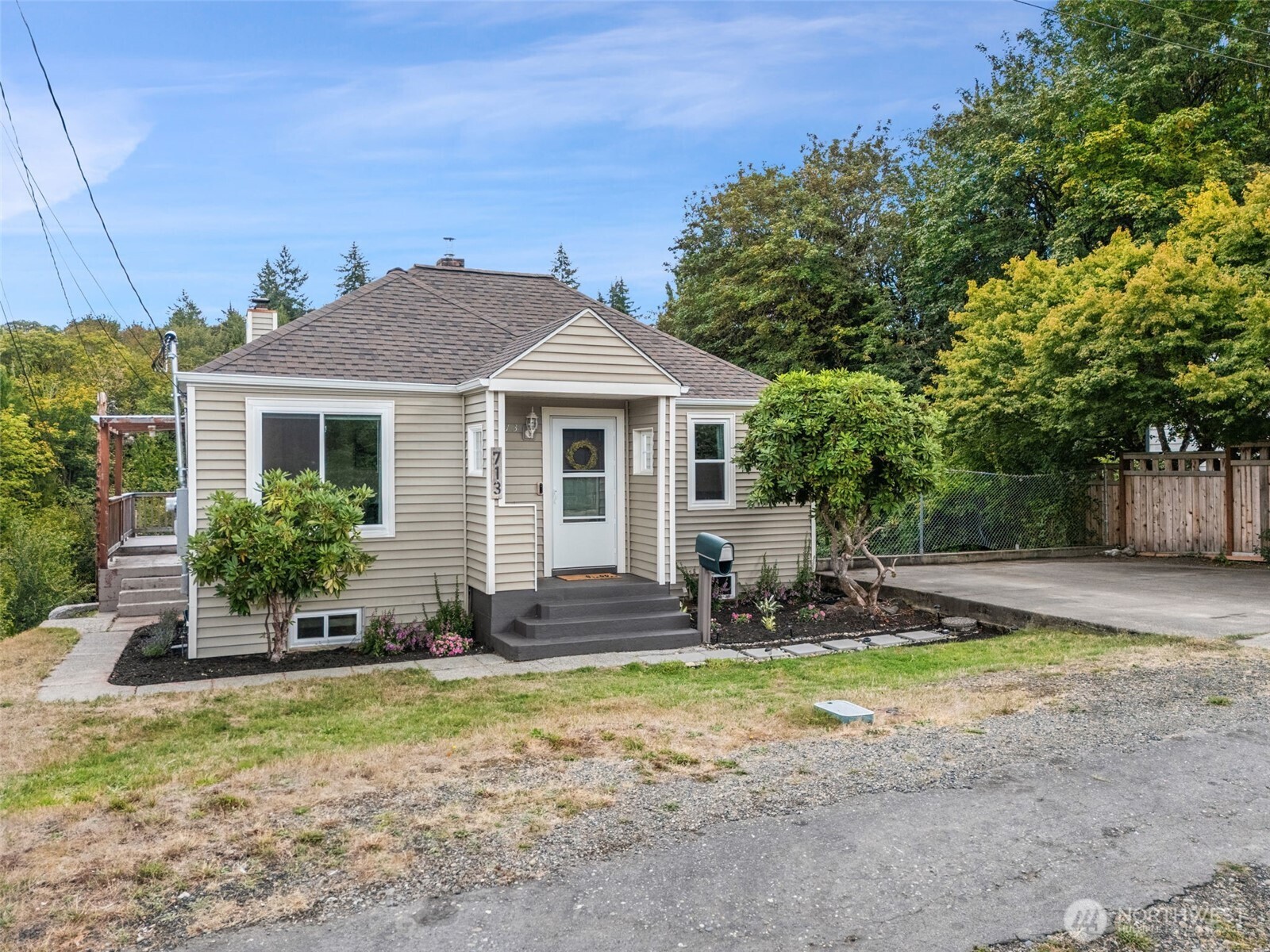 713 Hull Avenue Property Photo 5