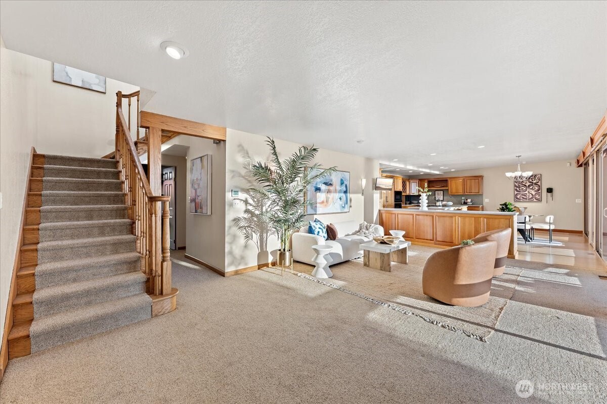 1124 S 274th Place Property Photo 3