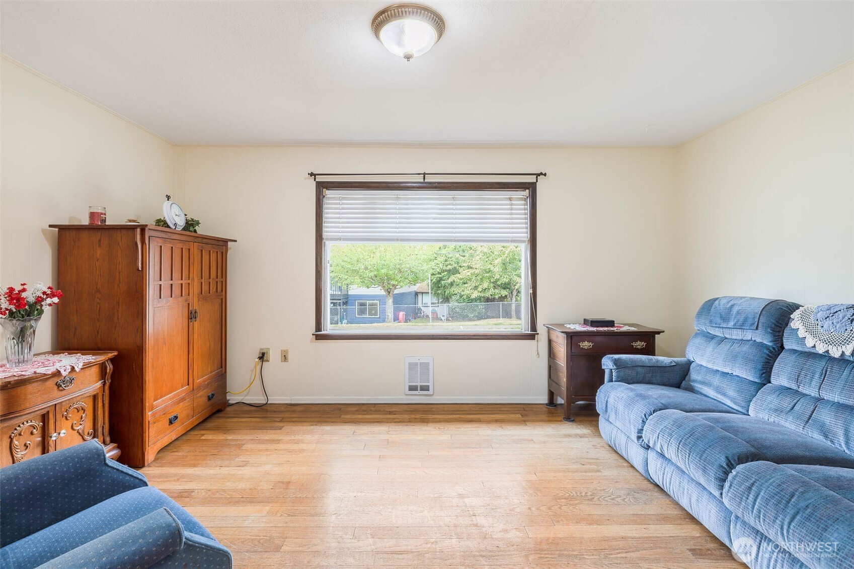 2703 Maple Street Property Photo 5