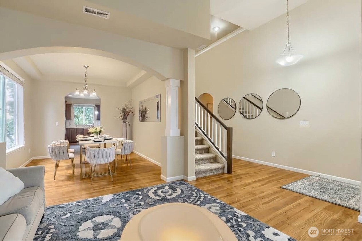 537 Ne Queen Avenue Property Photo 2