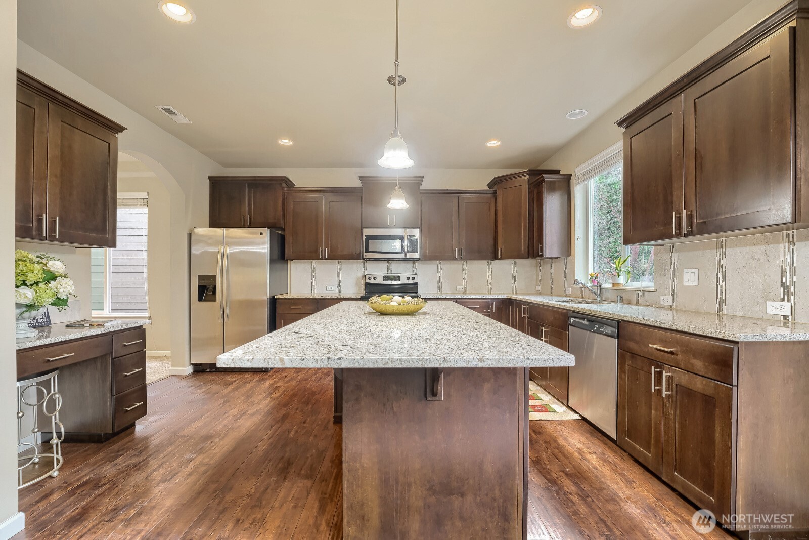 537 Ne Queen Avenue Property Photo 8