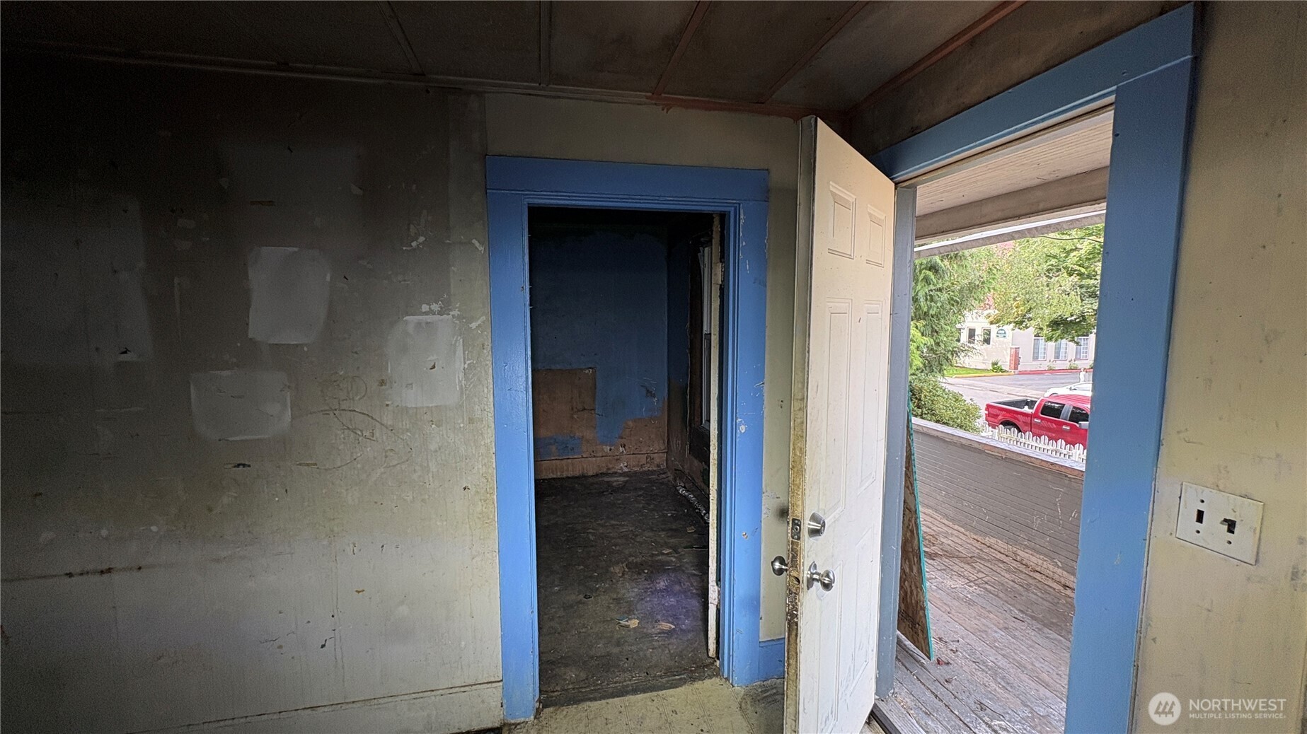 1703 Oakes Property Photo 5