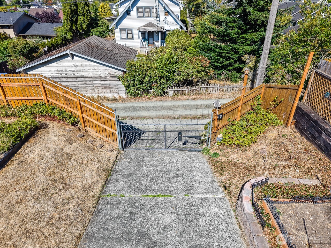 1127 E 6th Street Property Photo 6