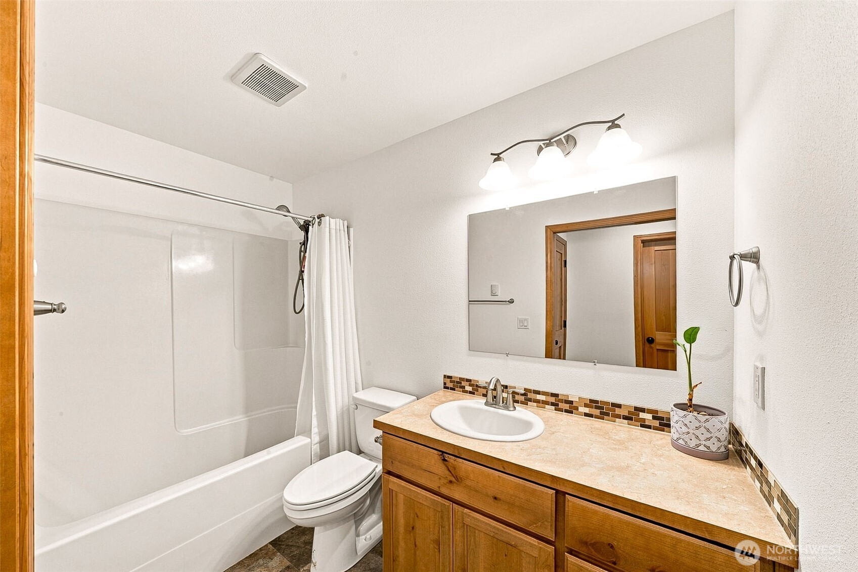 409 Snahapish Avenue Property Photo 10