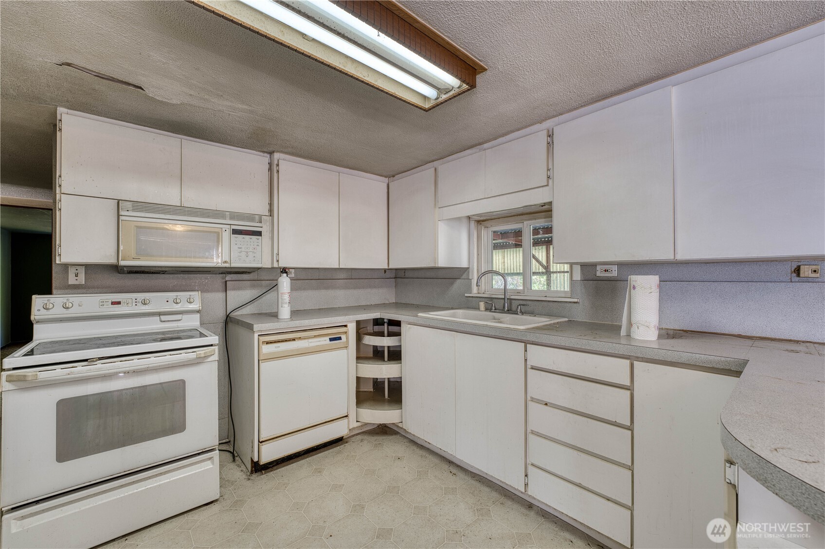 6015 Whitmore Drive Property Photo 14