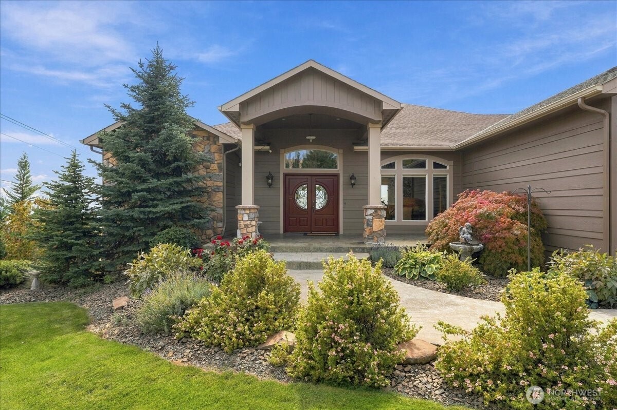 905 Golden Crest Drive Property Photo 1