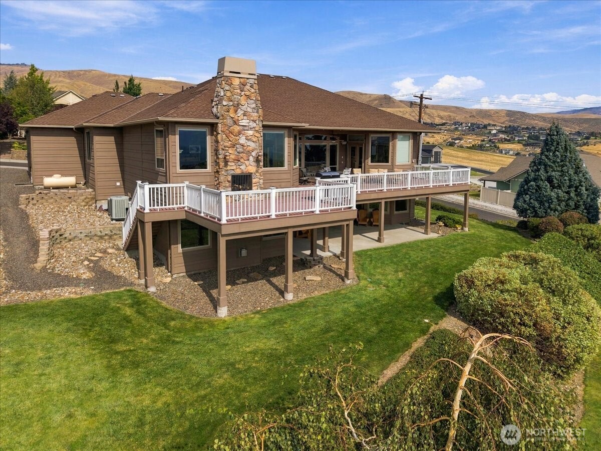905 Golden Crest Drive Property Photo 6