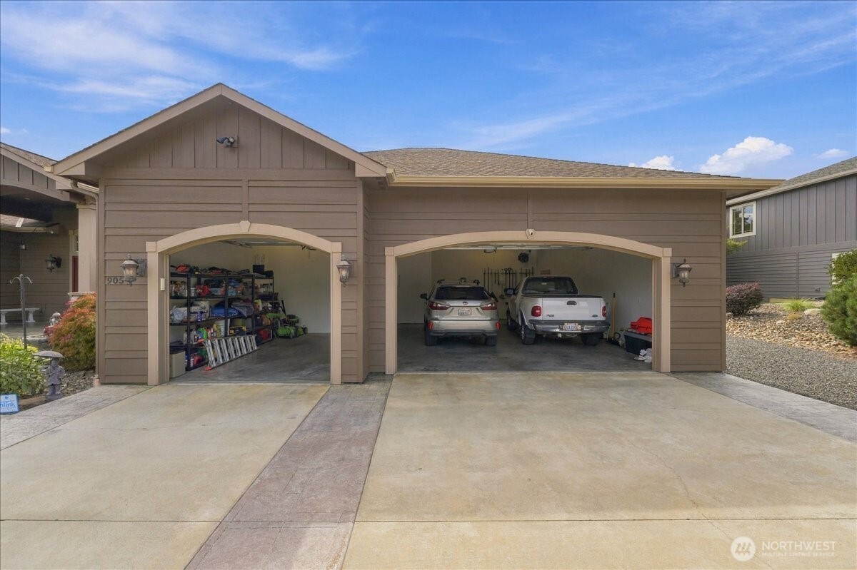 905 Golden Crest Drive Property Photo 8