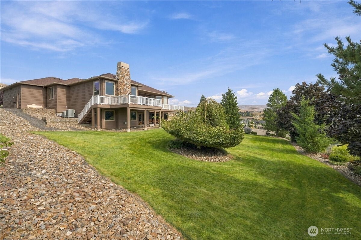905 Golden Crest Drive Property Photo 10