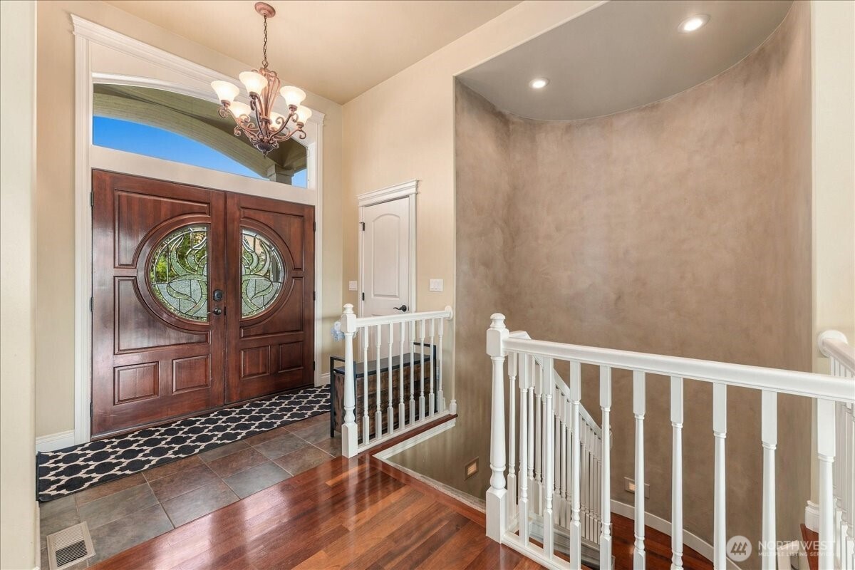 905 Golden Crest Drive Property Photo 11