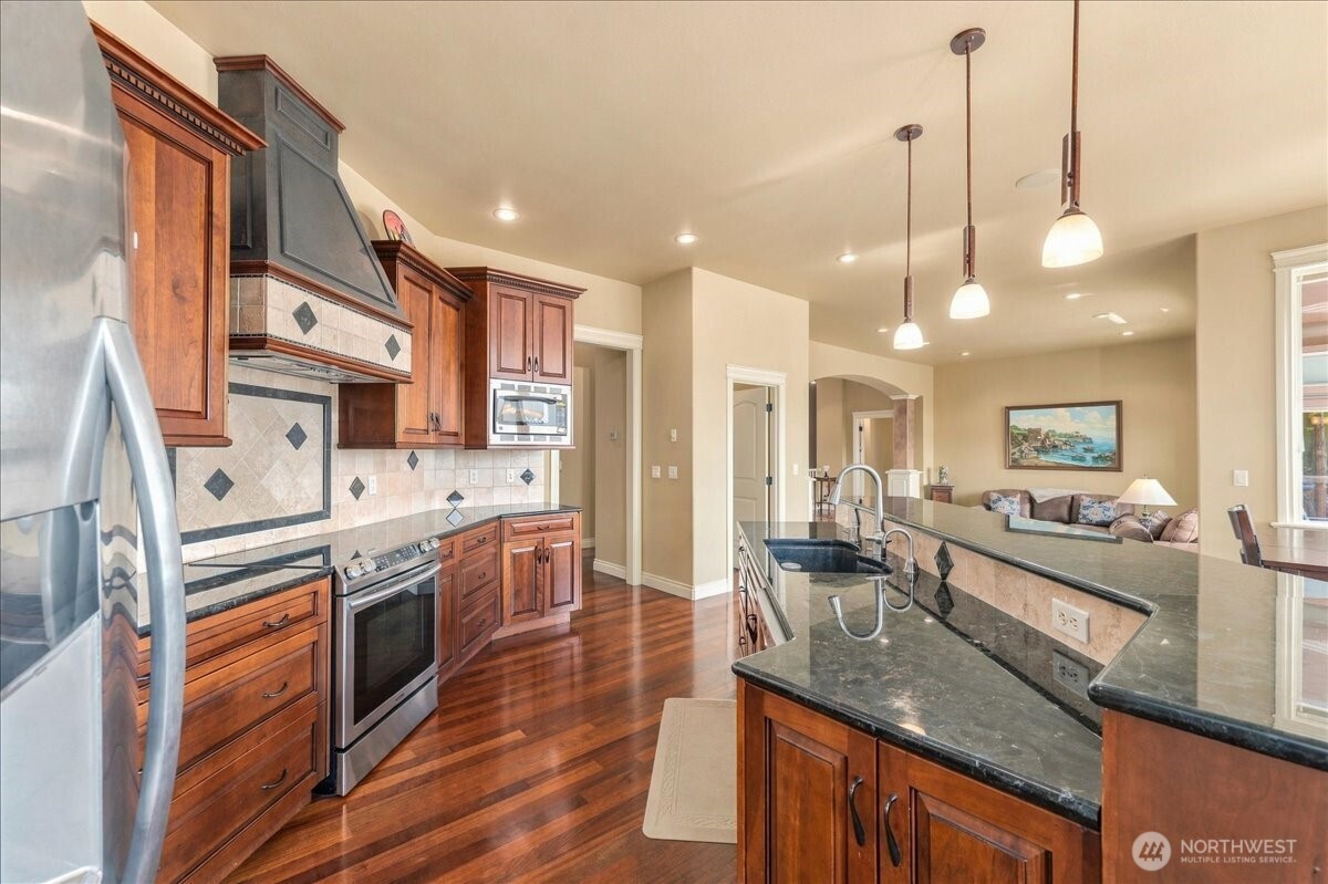 905 Golden Crest Drive Property Photo 18