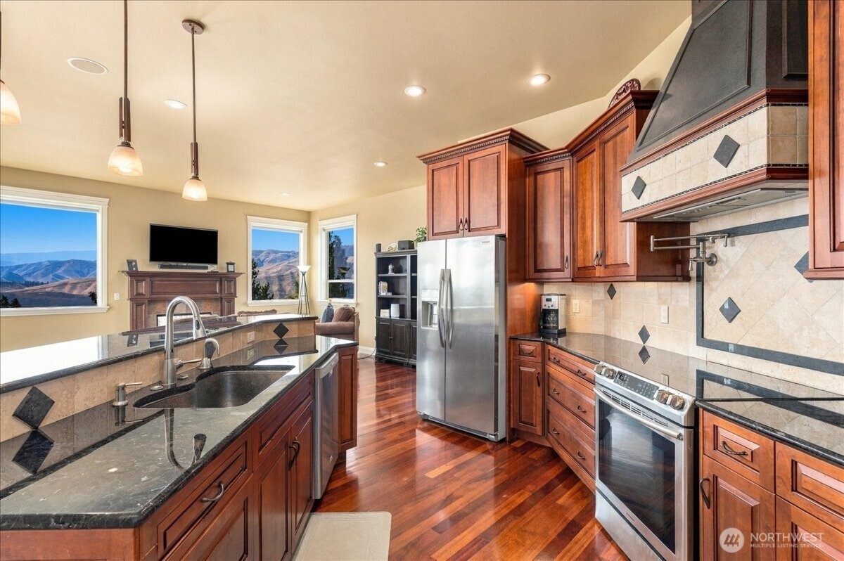 905 Golden Crest Drive Property Photo 19