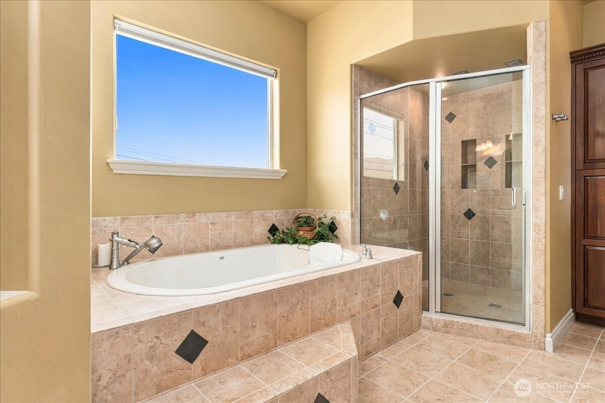 905 Golden Crest Drive Property Photo 28