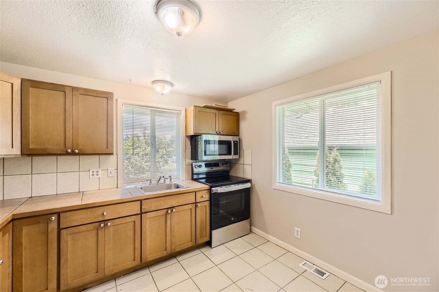 9253 3rd Avenue Property Photo 6