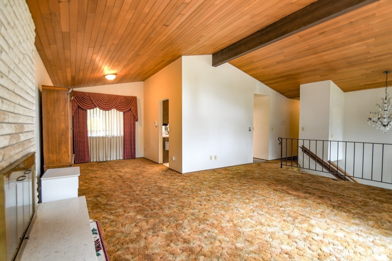 3301 33rd Loop Property Photo 5