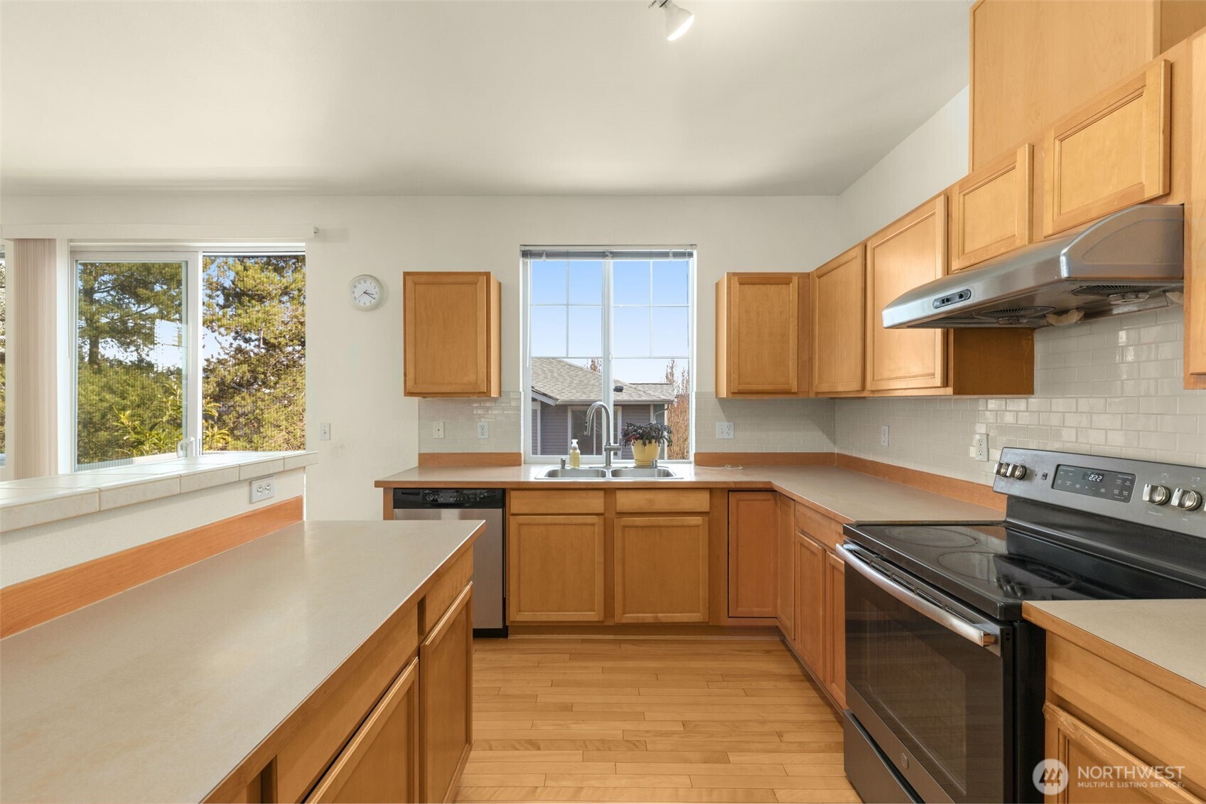 6895 Holly Park Drive Property Photo 10