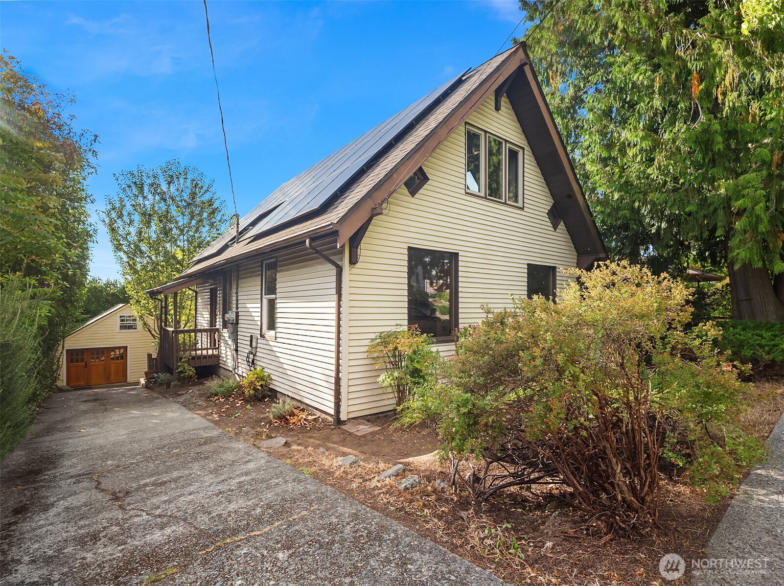 6827 28th Avenue Property Photo 3