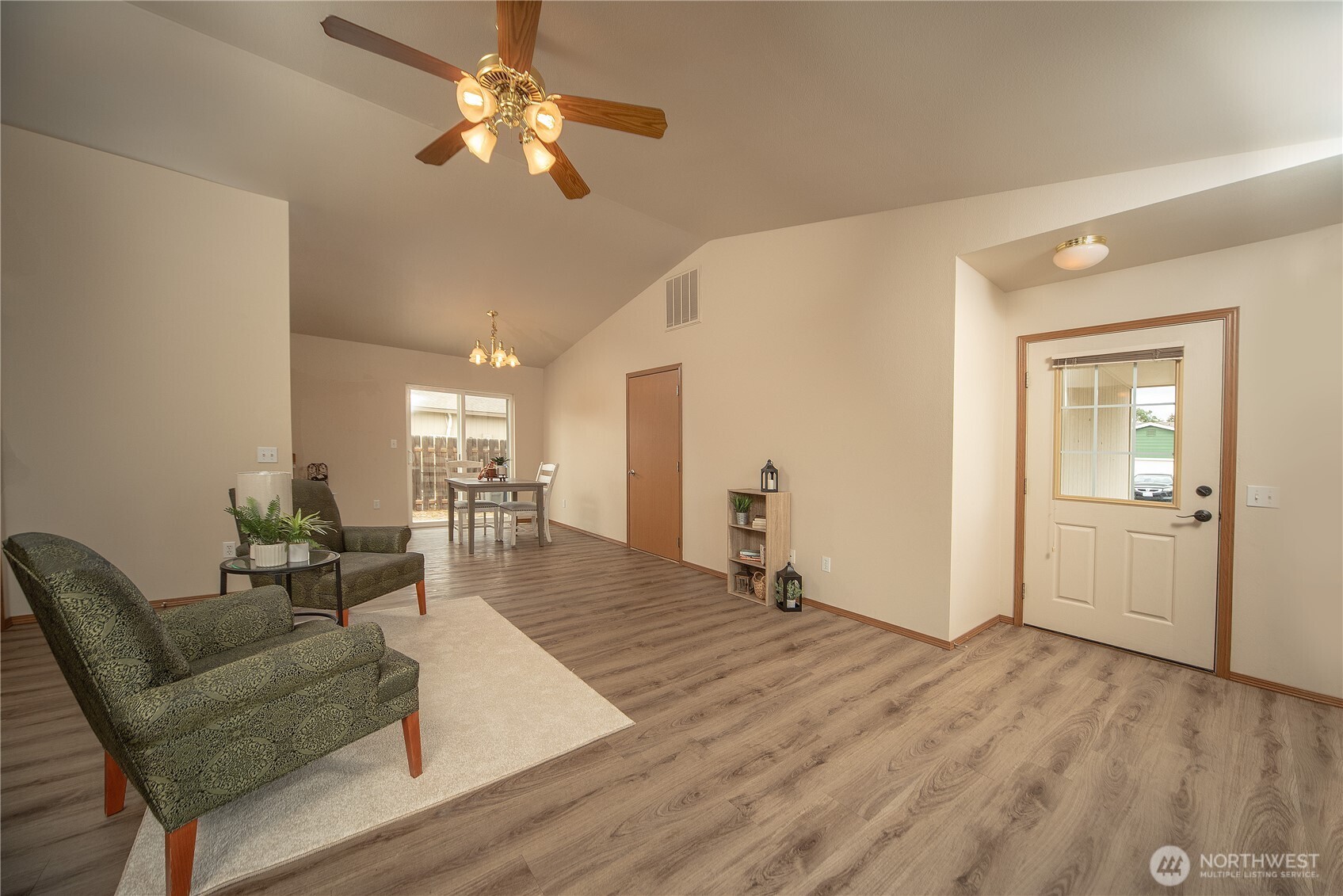 608 E Remington Drive Property Photo 3