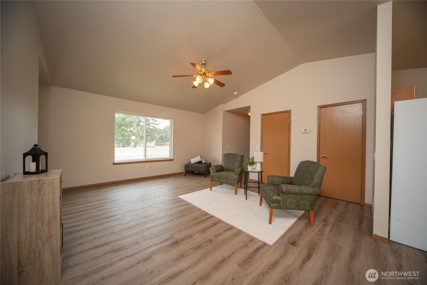 608 E Remington Drive Property Photo 5