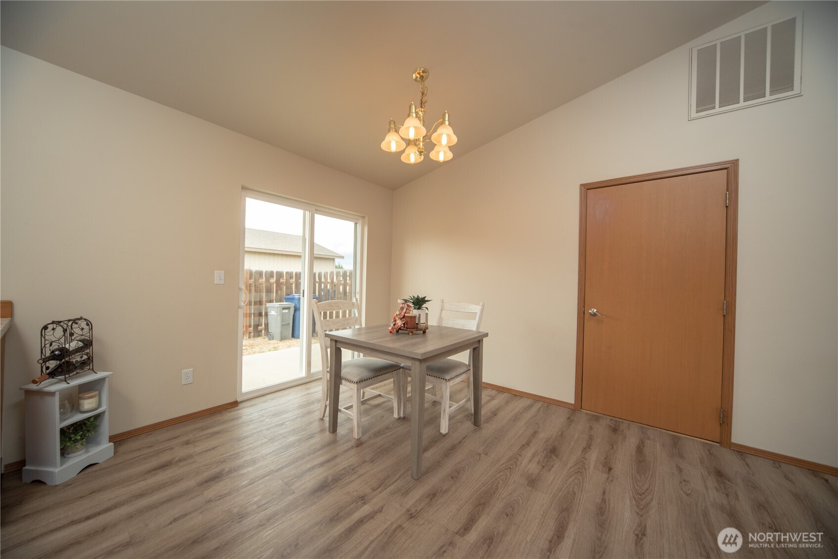 608 E Remington Drive Property Photo 6