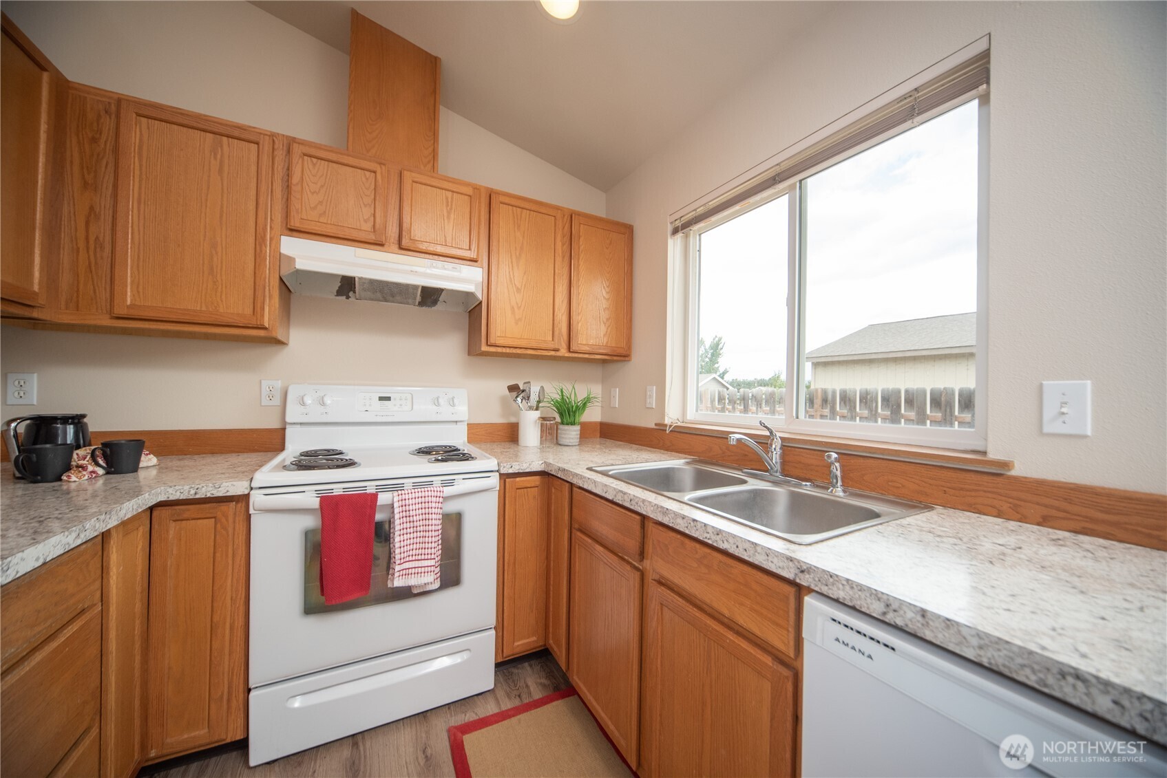 608 E Remington Drive Property Photo 9