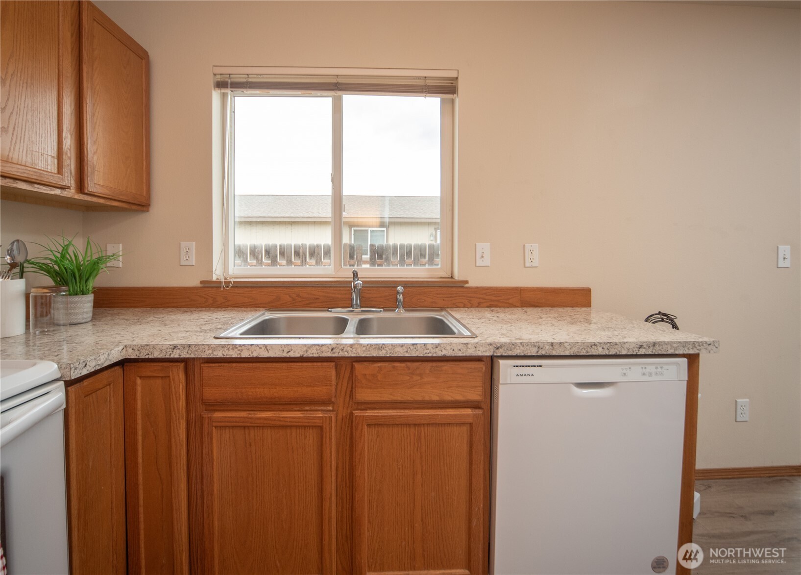608 E Remington Drive Property Photo 10