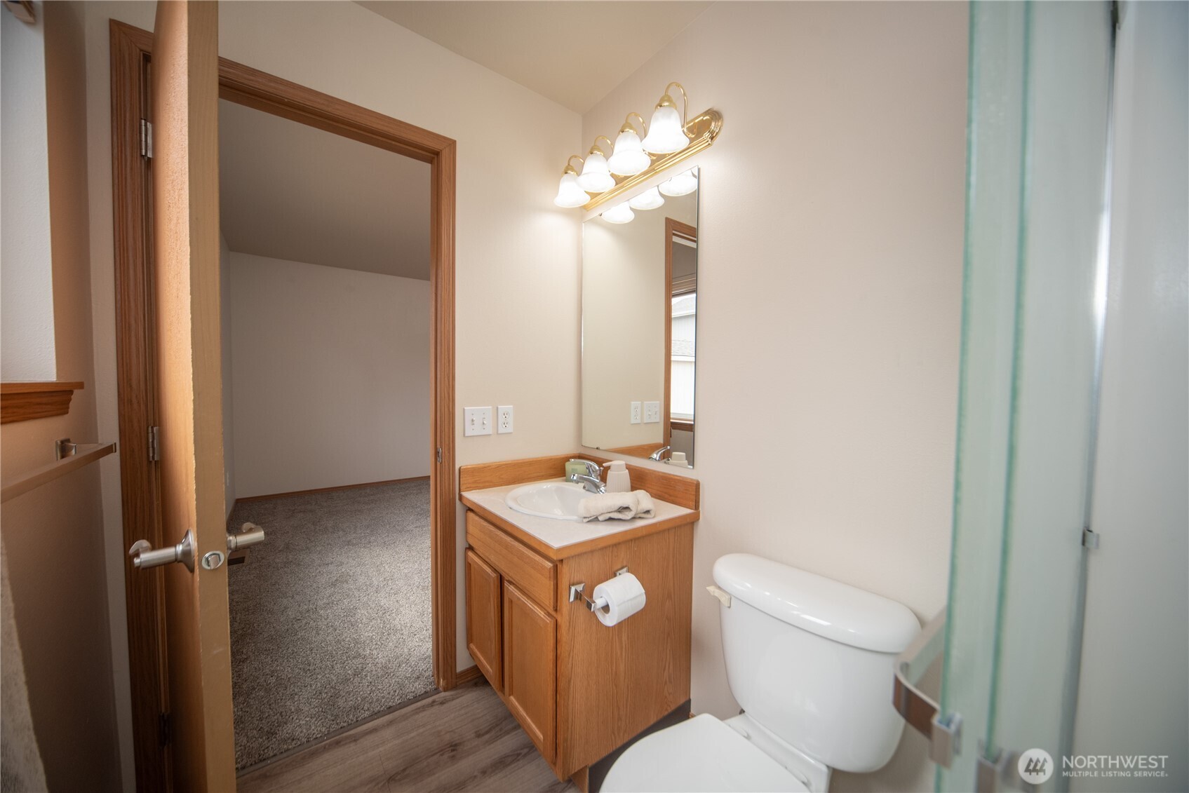 608 E Remington Drive Property Photo 12