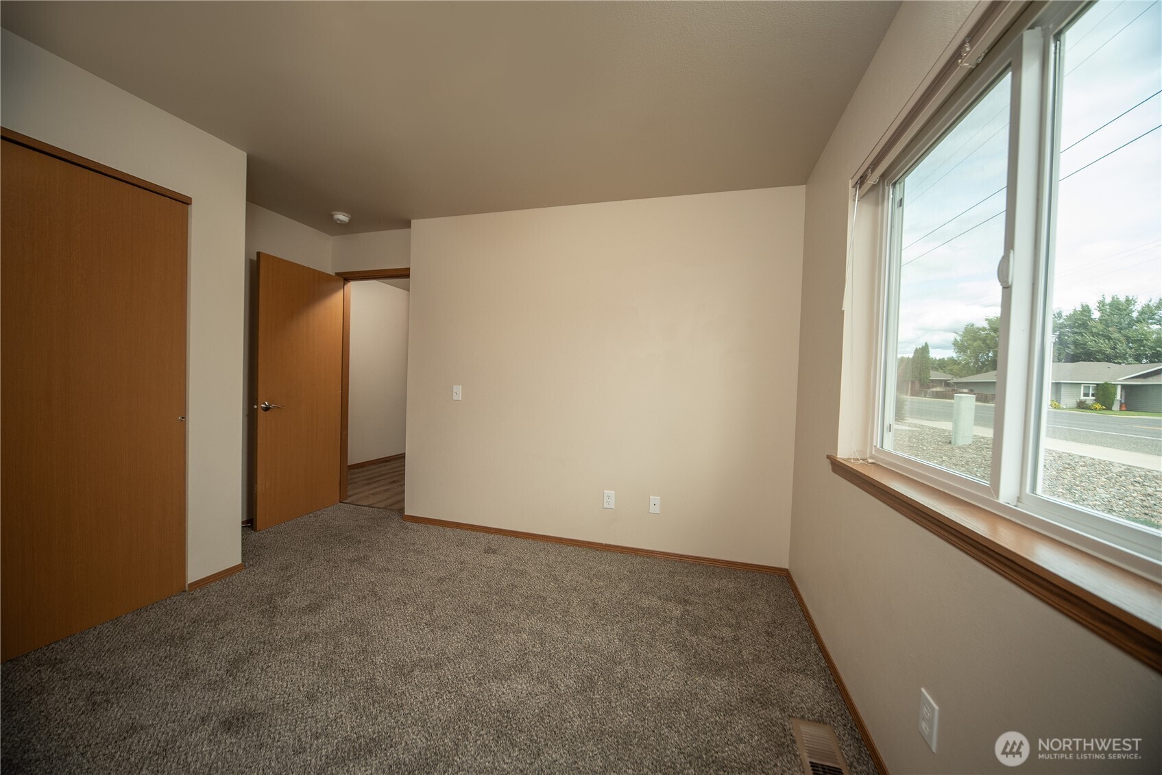 608 E Remington Drive Property Photo 18