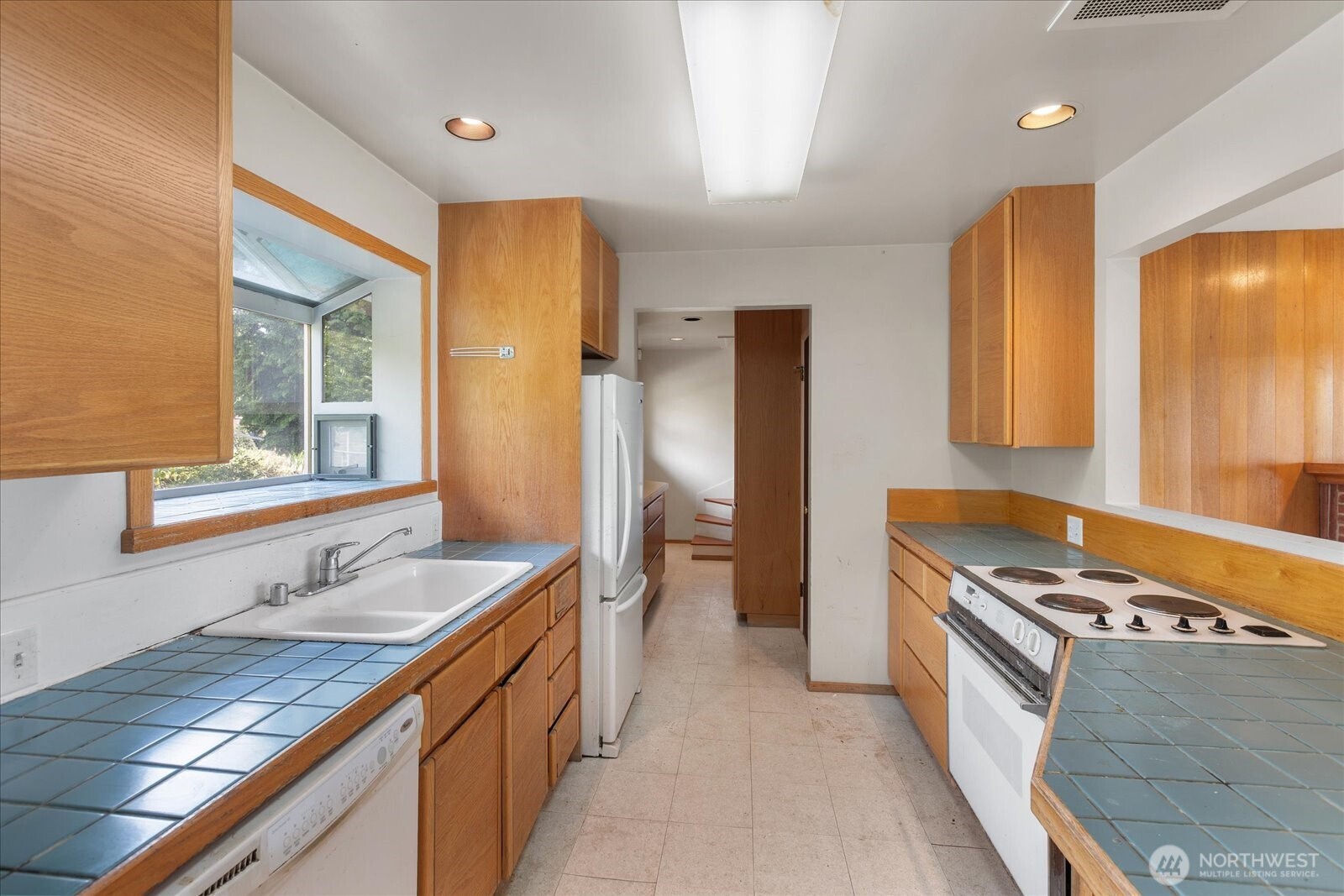 12286 Shorewood Drive Property Photo 10