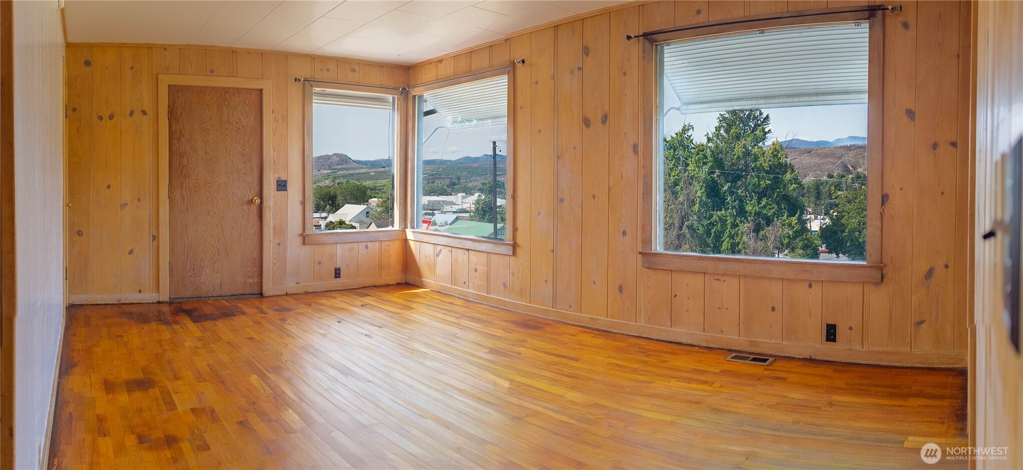 121 Sw State St Property Photo 3
