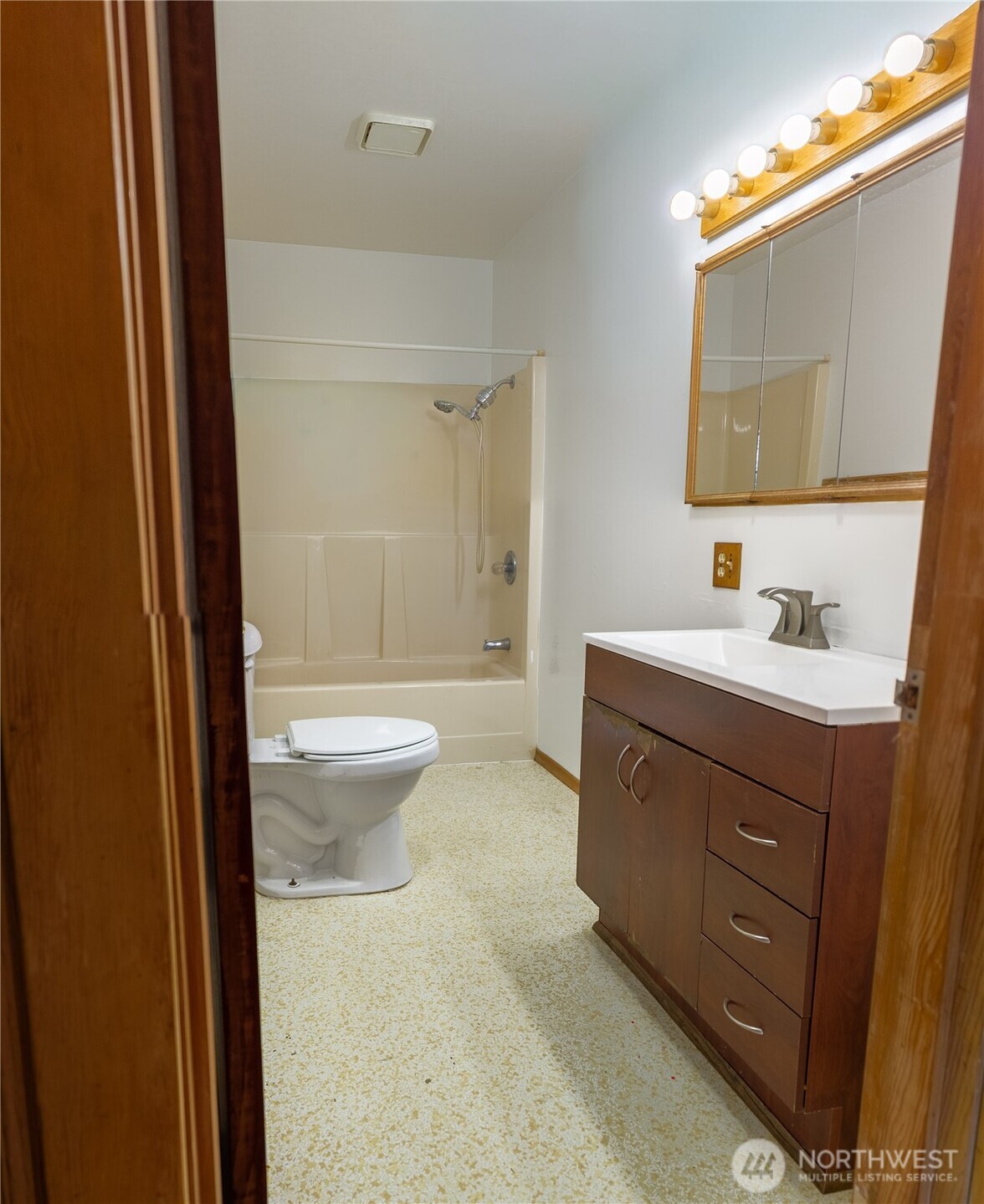 121 Sw State St Property Photo 7