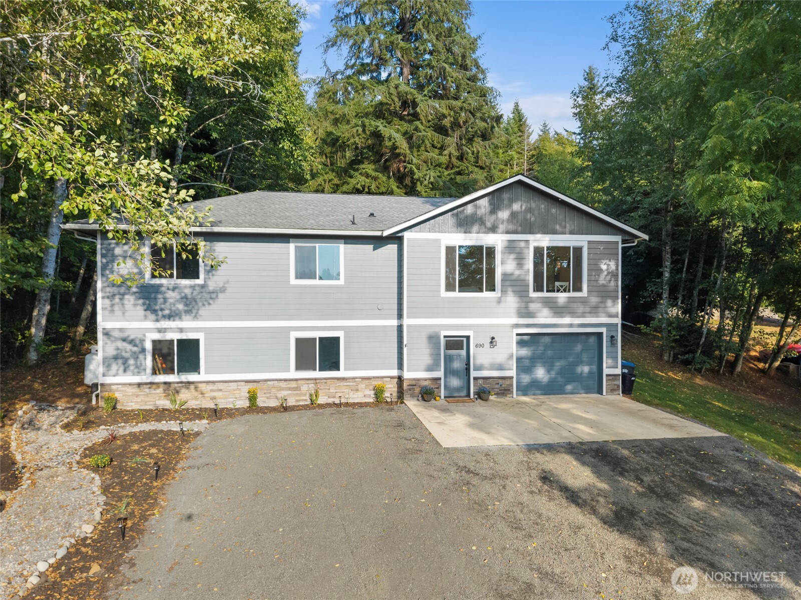 690 N Summit Road Property Photo 1
