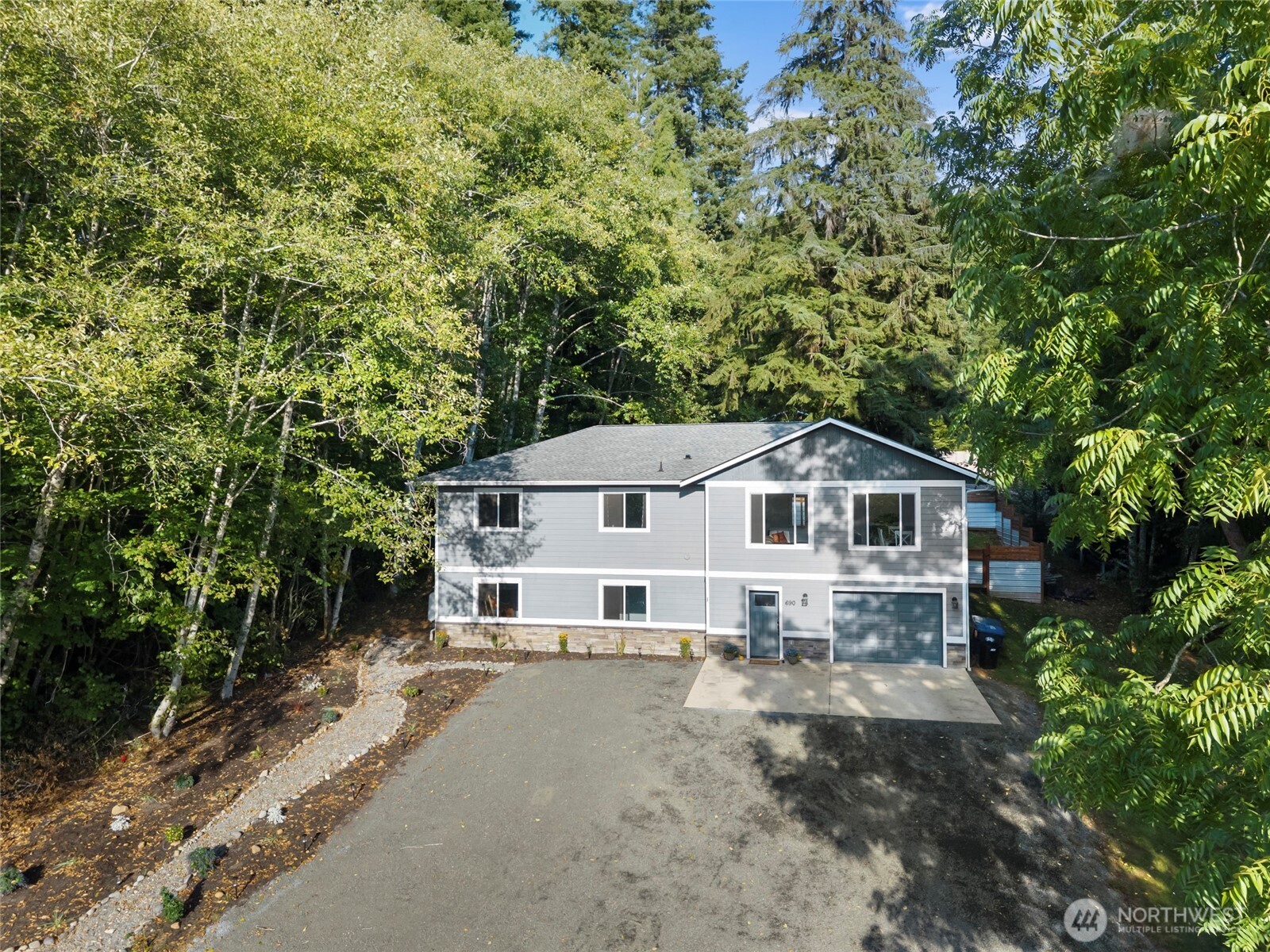 690 N Summit Road Property Photo 2