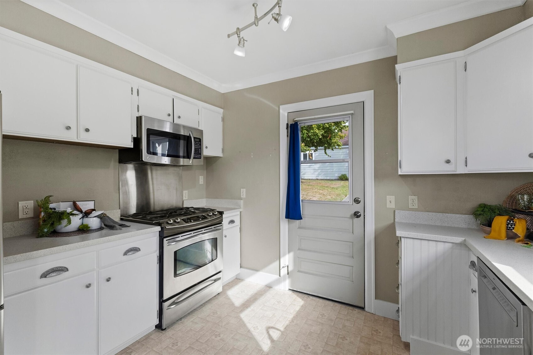 419 Northshore Drive Property Photo 14