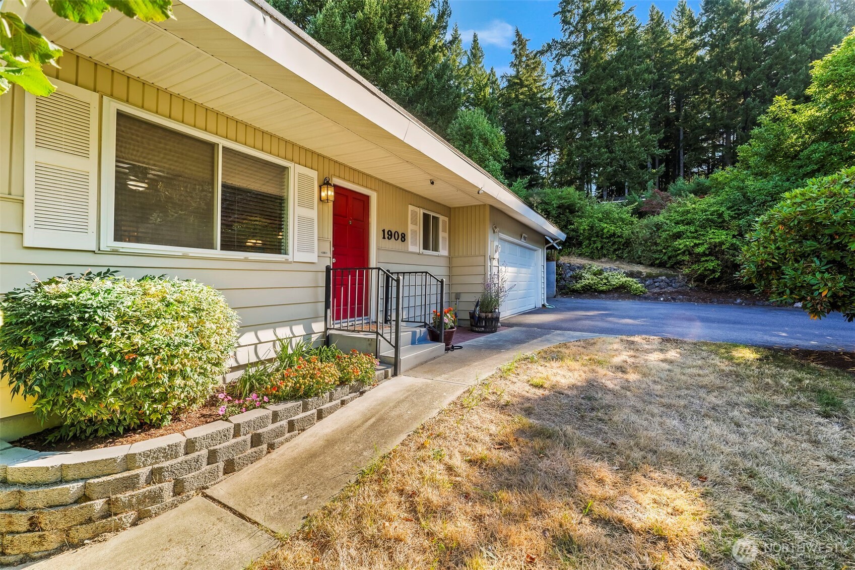 1908 Ne Bentley Drive Property Photo 1