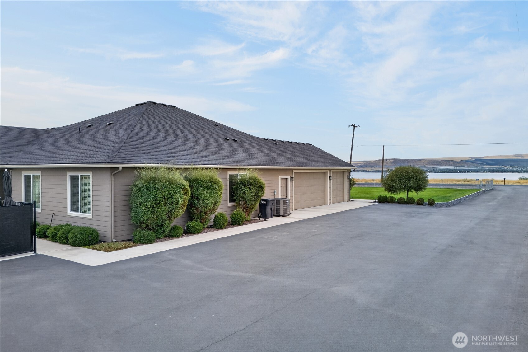 2477 Hanson Loop Property Photo 4