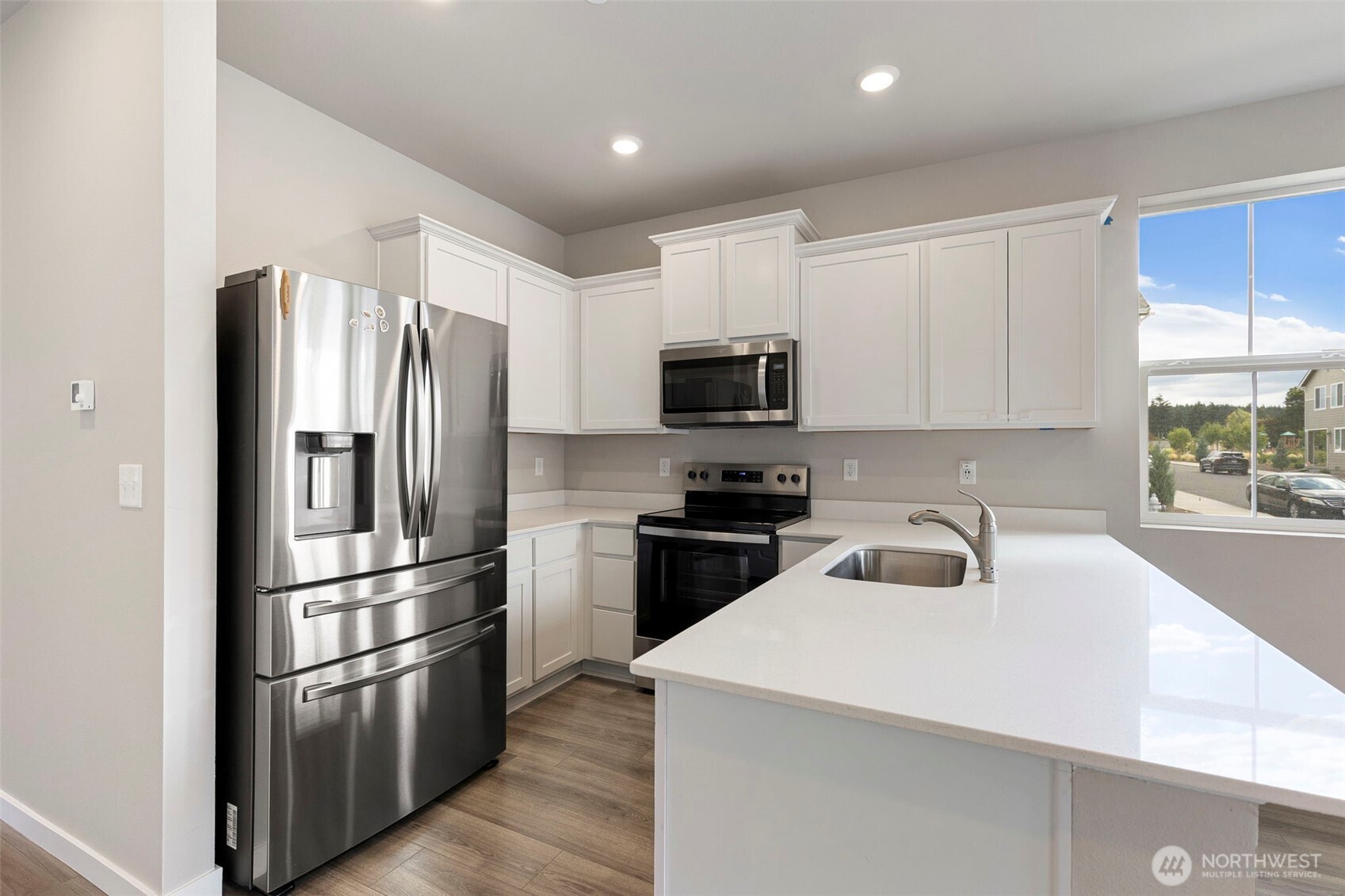 1221 E 53rd Street Property Photo 8