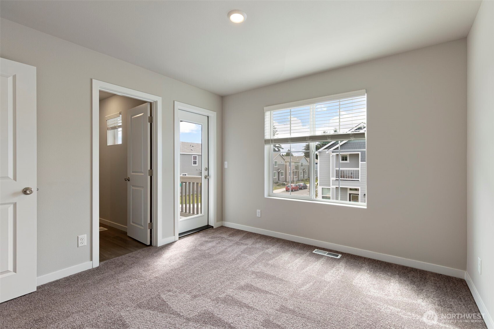 1221 E 53rd Street Property Photo 17