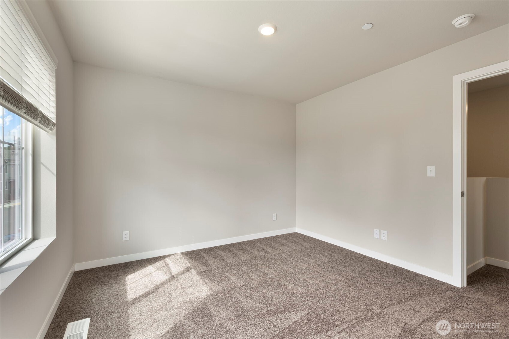 1221 E 53rd Street Property Photo 19