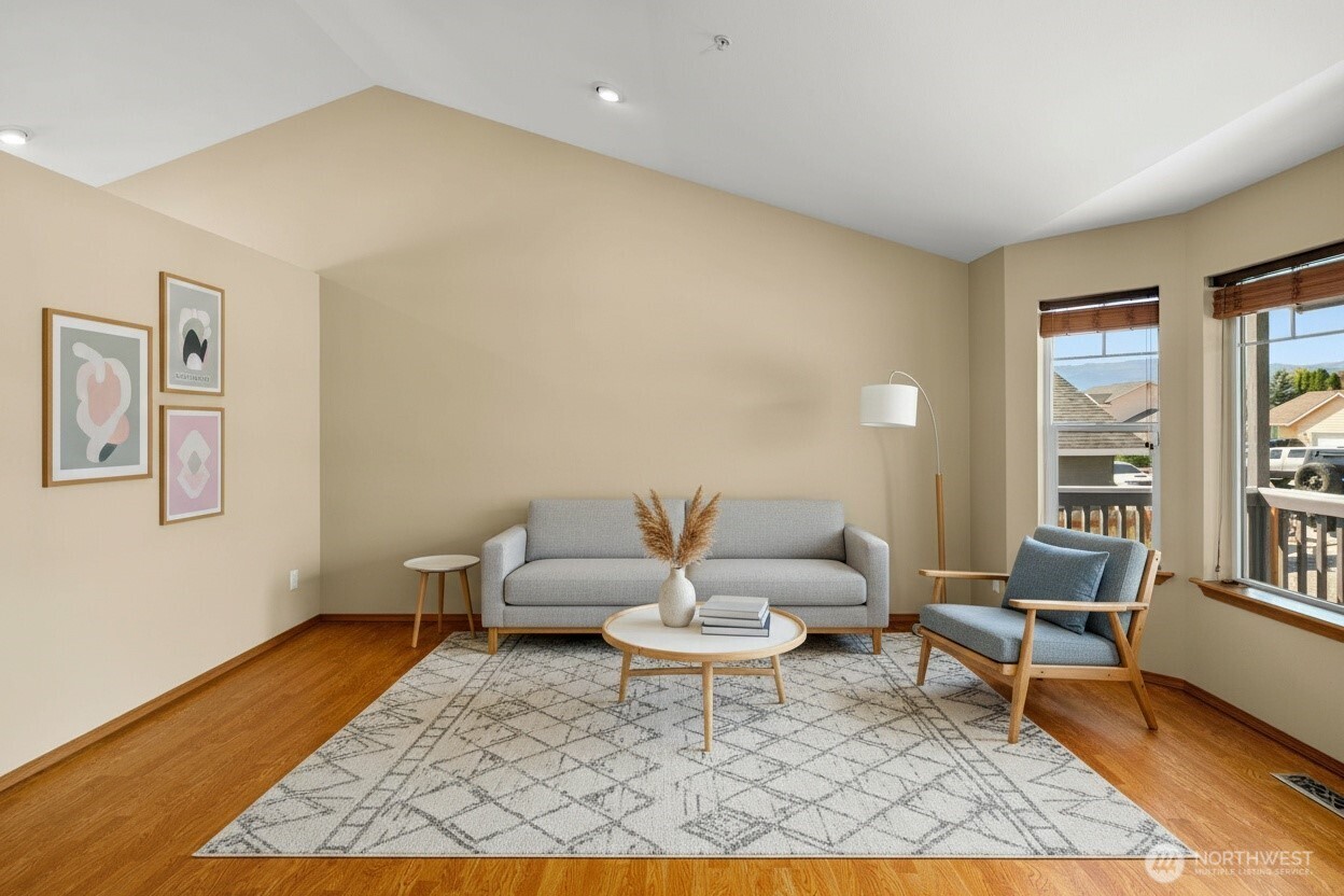 2502 Harvester Loop Property Photo 6
