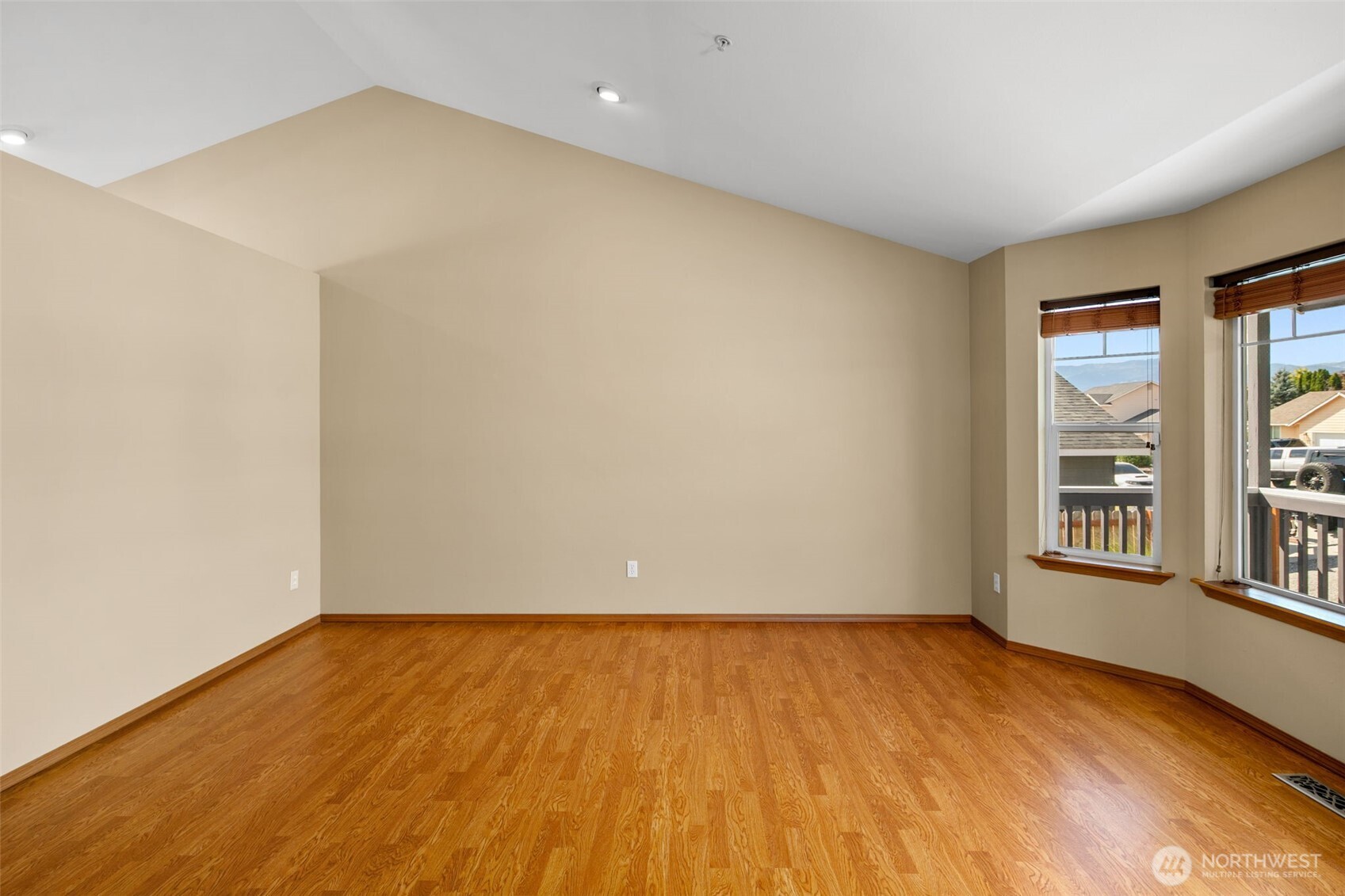 2502 Harvester Loop Property Photo 7