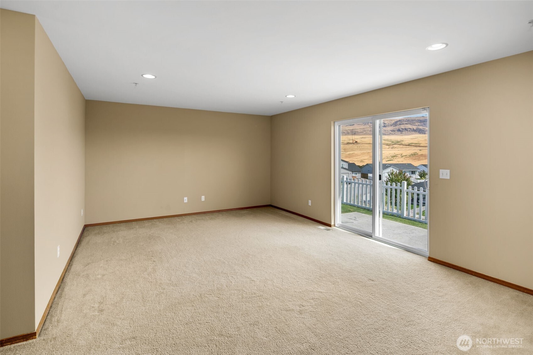 2502 Harvester Loop Property Photo 23