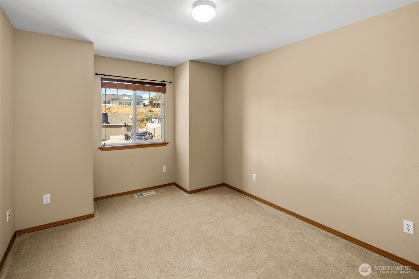 2502 Harvester Loop Property Photo 30