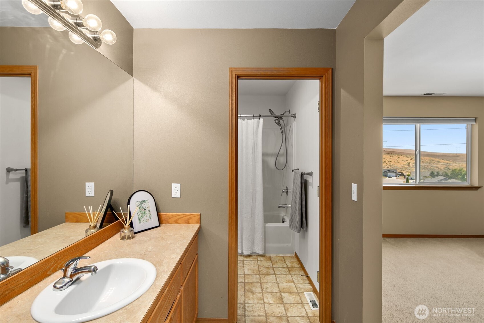 2502 Harvester Loop Property Photo 37