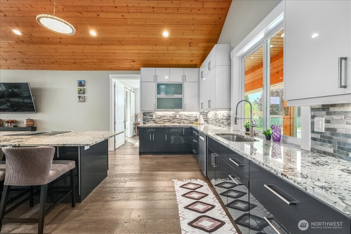 750 Lakeshore Drive Property Photo 7
