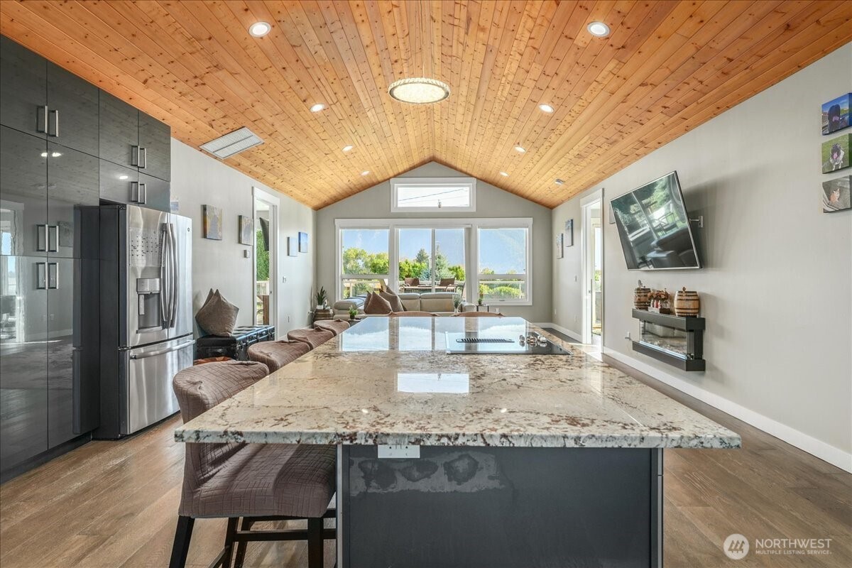 750 Lakeshore Drive Property Photo 8